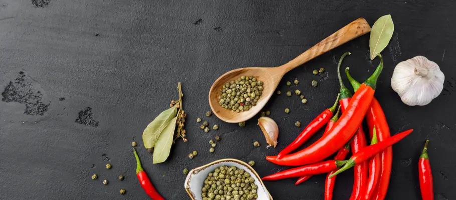 Alimentos picantes como guindillas y ajo