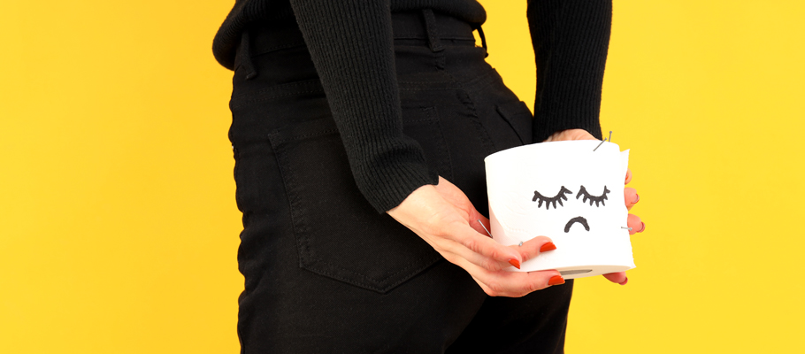 Figura humana sujetando papel higiénico