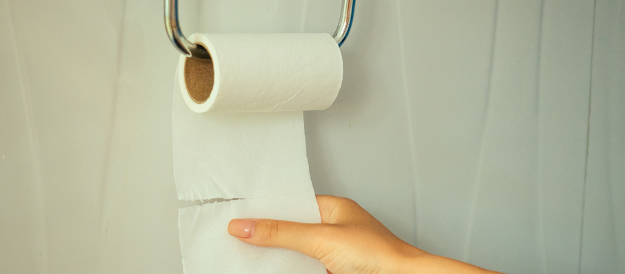 Mano cogiendo papel higiénico