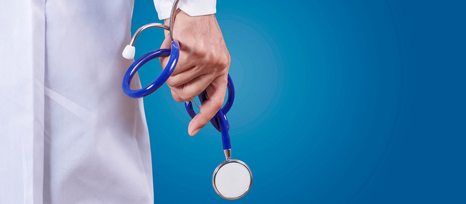 Figura de un médico sujetando un fonendoscopio