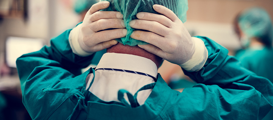 Médico en quirófano preparado para operar