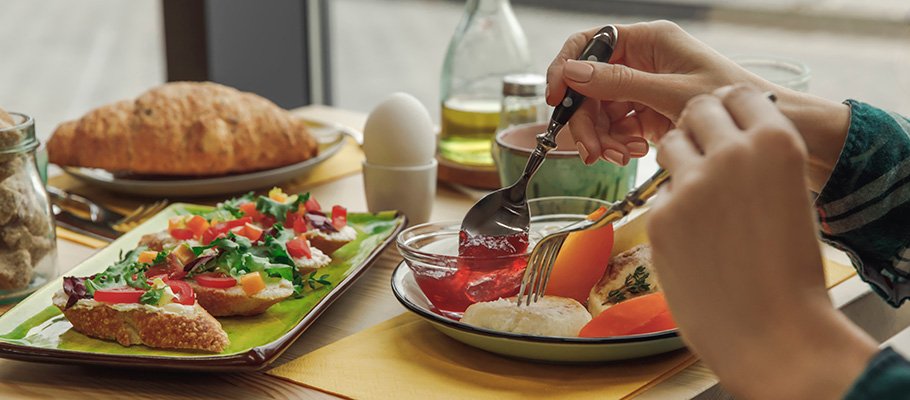 Mesa con diferentes alimentos