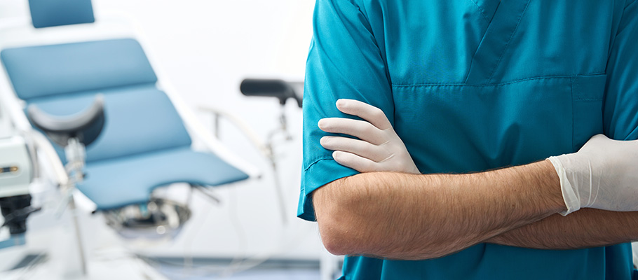 Proctólogo en una consulta médica