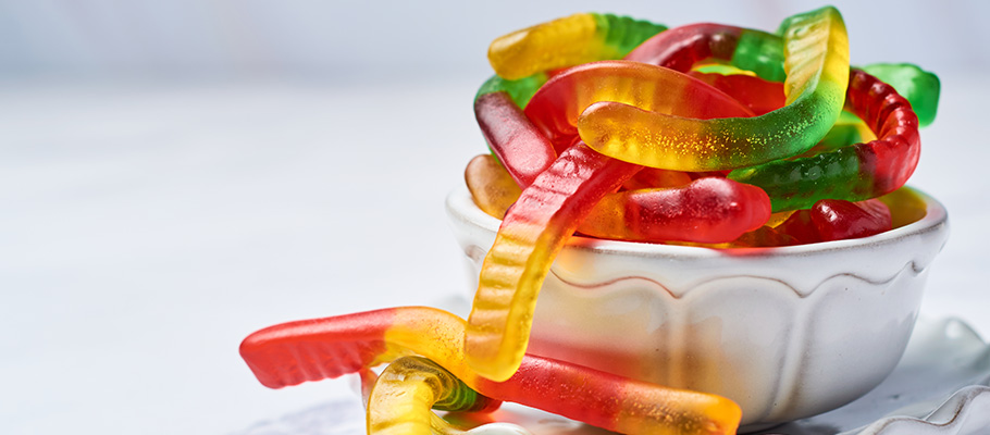 Gominolas-de-gusanos--caramelos-en-un-tazón