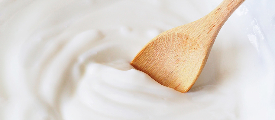 yogur fresco con cuchara