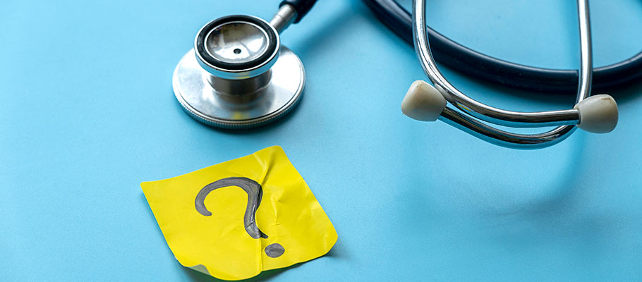 Estetoscopio-csobre-fondo-azul-junto-a-una-interrogación-escrita