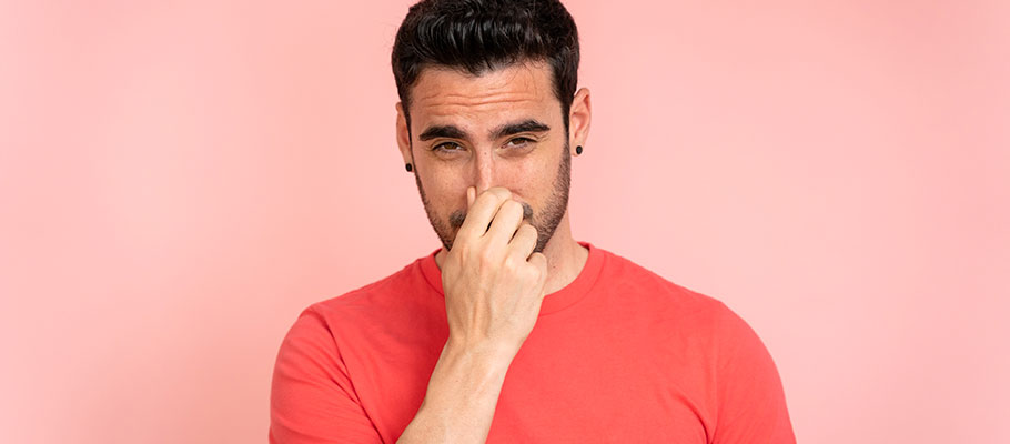 Hombre-tapándose-la-nariz
