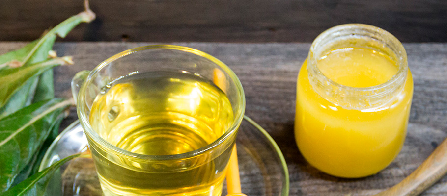 Infusión medicinal sobre fondo rústico de madera