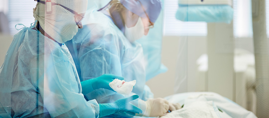 Profesionales-médicos-realizan-operaciones-en-quirófano-