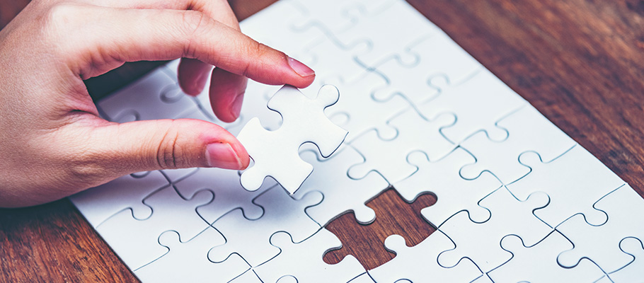 Puzzle-al-que-solo-le-falta-una-pieza-para-ser-resuelto