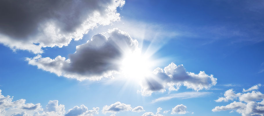 Rayo-de-sol-apareciendo-entre-las-nubes