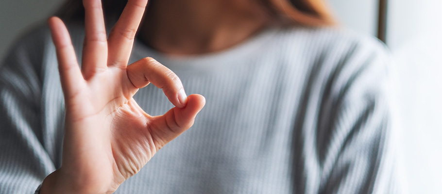 mano-de-mujer-joven-realizando-un-gesto-de-aprobación