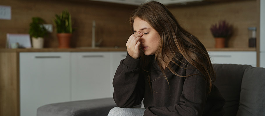 Mujer-sentada-con-signos-de-dolor