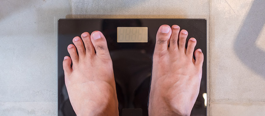Persona-de-pie-sobre-un-báscula-digital