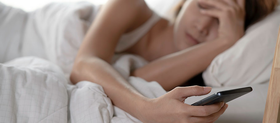 Mujer-acostada-con-signos-de-molestias-dolorosas