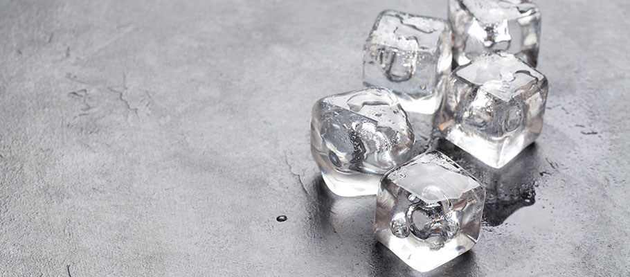 Cubitos-de-hielo-y-gotas-de-agua