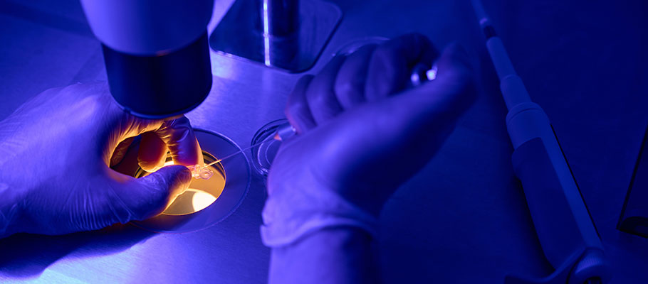 Investigador-de-laboratorio-genético-agregando-material-de-biopsia-al-tubo-de-ensayo