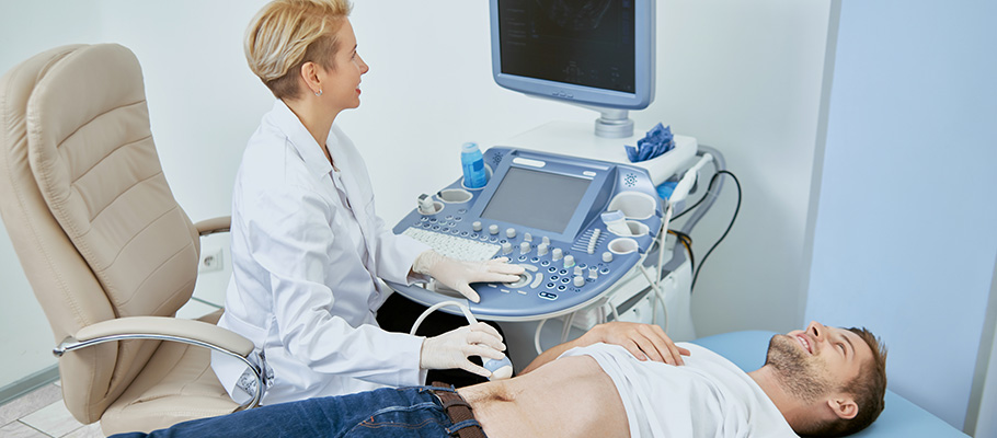 Retrato-del-médico-haciendo-un-diagnóstico-para-el-paciente