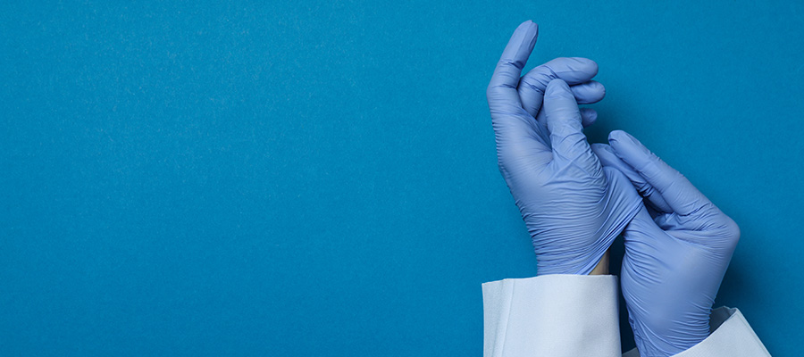 Meter hemorroides con el dedo