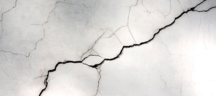 Pared blanca con grietas