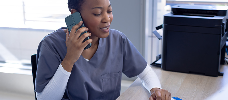 Médica pasando consulta por teléfono