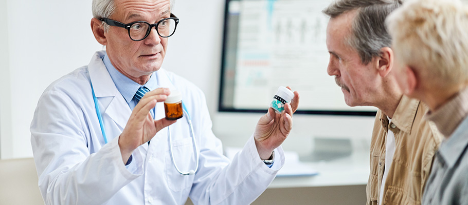 Médico durante una explicación a dos pacientes