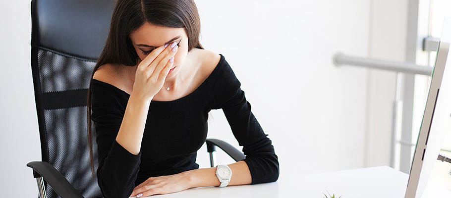 Mujer sentada con signos de dolor