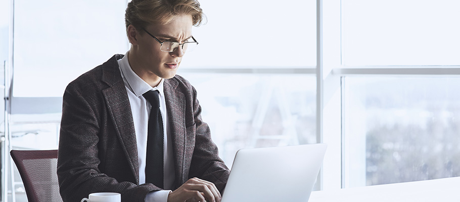 Persona sentada delante de un ordenador portátil trabajando