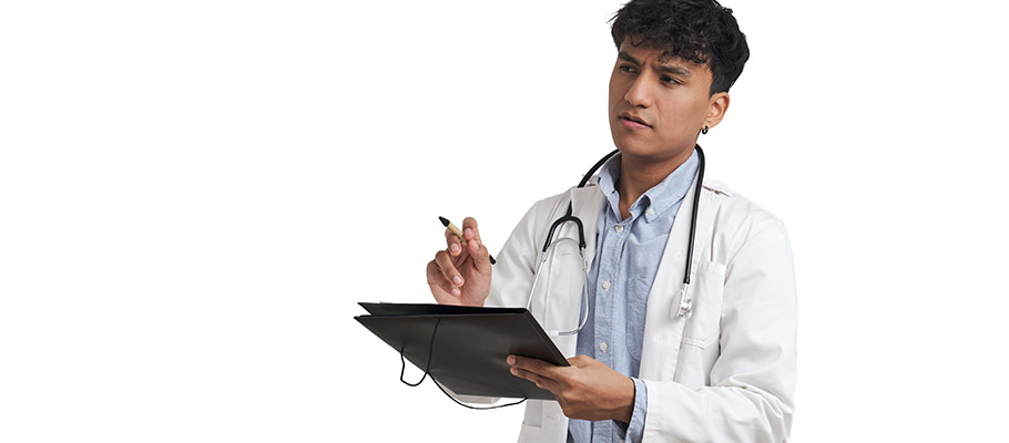 Médico-pensando-con-una-carpeta-y-un-bolígrafo