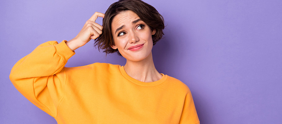 Mujer-sobre-fondo-morado-con-gesto-de-duda