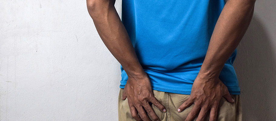 Hombre-de-espaldas-con-manos-en-glúteos